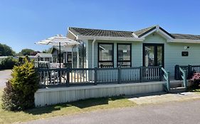 Beautiful 6 Berth Lodge At Cherry Tree Holiday Park Ref 70002Tg